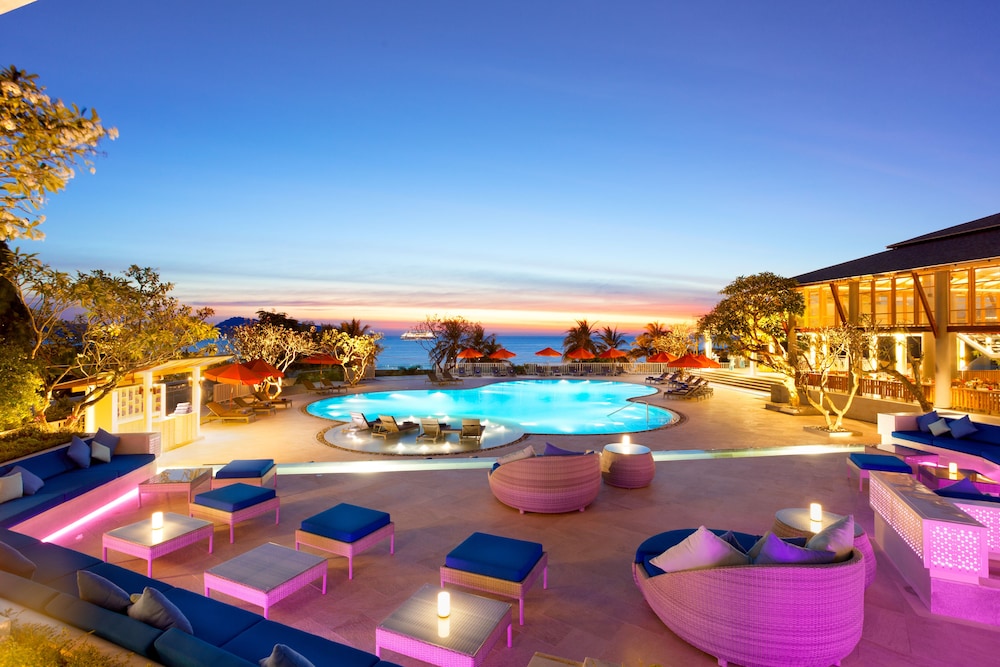 Diamond Cliff Resort & Spa, Patong Beach — Swimming pool in Patong Beach, Phuket Province