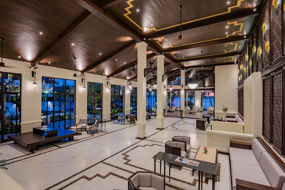 Diamond Cliff Resort & Spa, Patong Beach — Hotel building in Patong Beach, Phuket Province