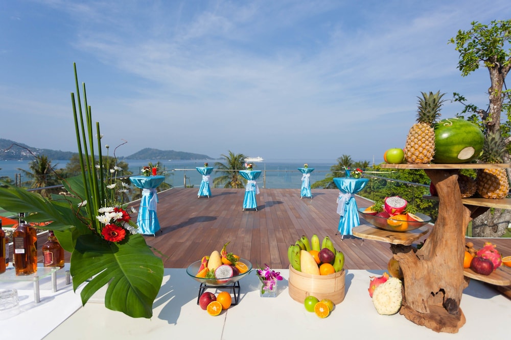 Diamond Cliff Resort & Spa, Patong Beach — Restaurant & bars in Patong Beach, Phuket Province