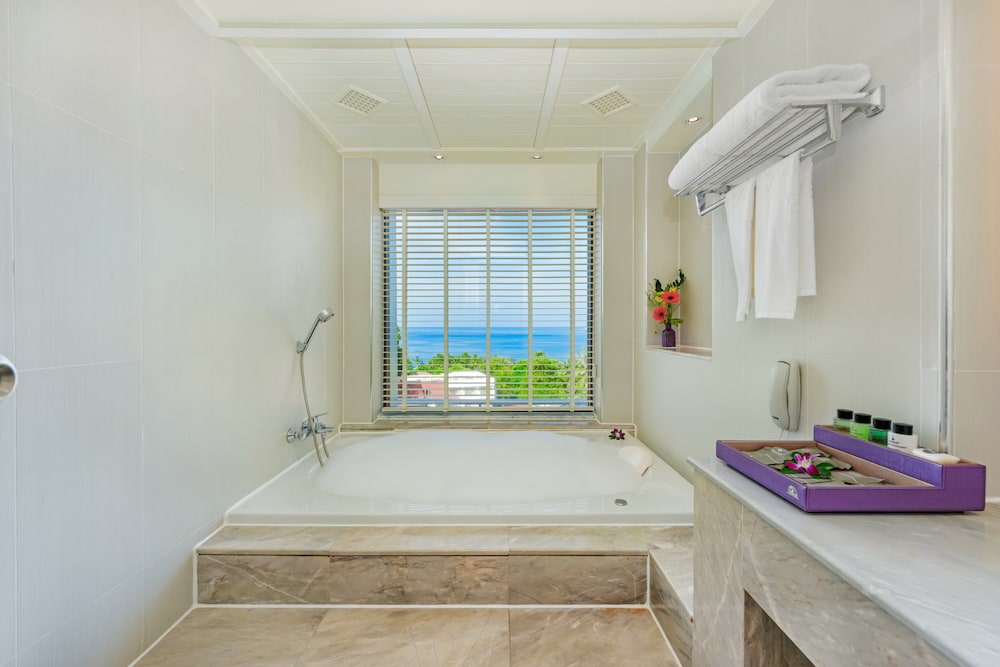 Diamond Cliff Resort & Spa, Patong Beach — Hotel rooms in Patong Beach, Phuket Province
