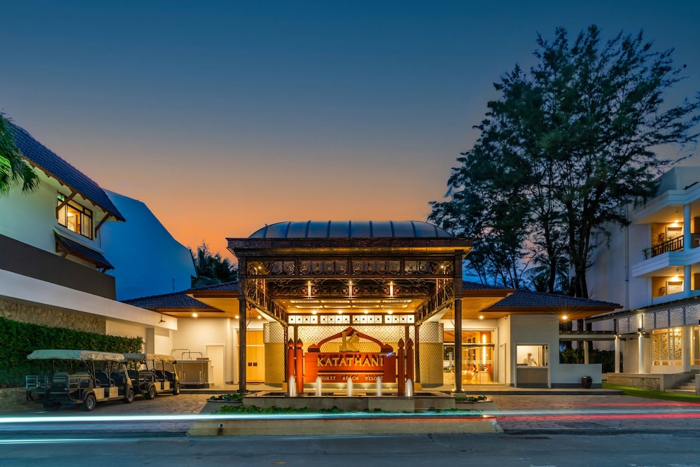 Katathani Phuket Beach Resort — Hotel building in Karon, Phuket Province
