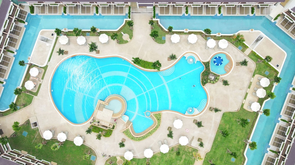 Katathani Phuket Beach Resort — Swimming pool in Karon, Phuket Province
