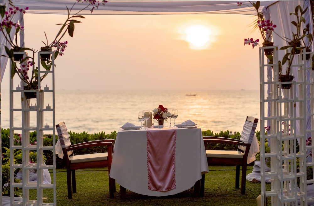 Katathani Phuket Beach Resort — Restaurant & bars in Karon, Phuket Province