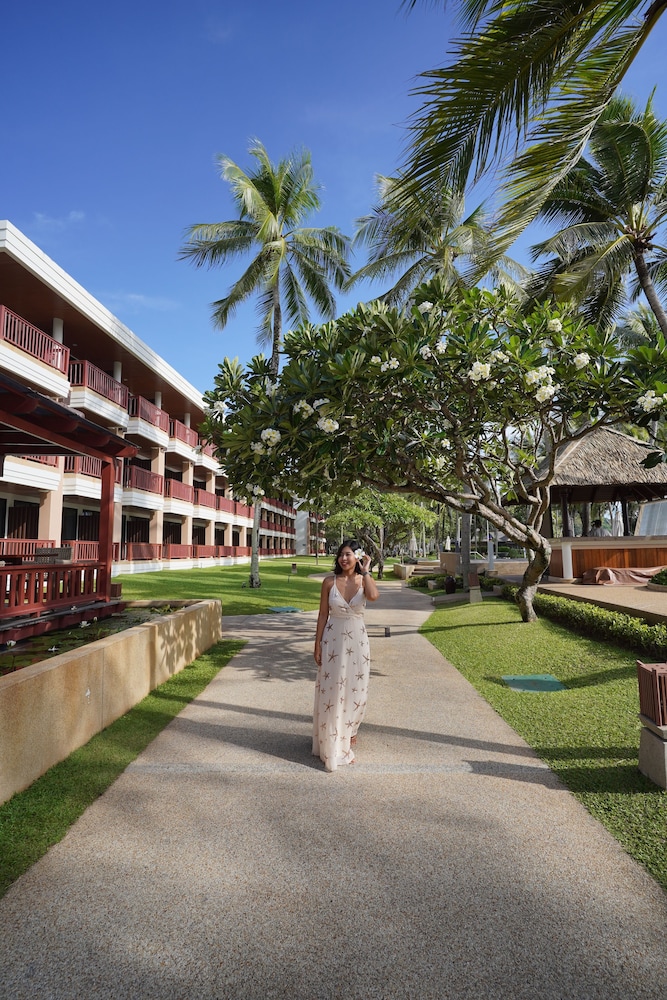 Katathani Phuket Beach Resort — Hotel building in Karon, Phuket Province