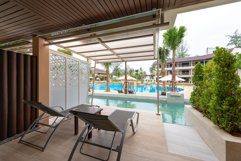 Katathani Phuket Beach Resort — Swimming pool in Karon, Phuket Province