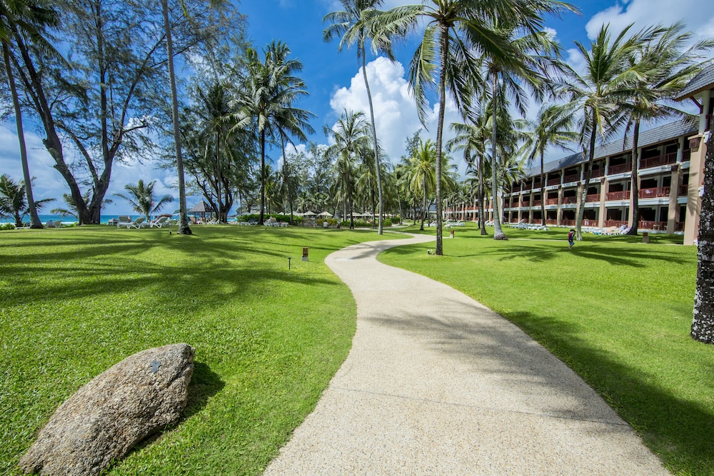 Katathani Phuket Beach Resort — Hotel building in Karon, Phuket Province
