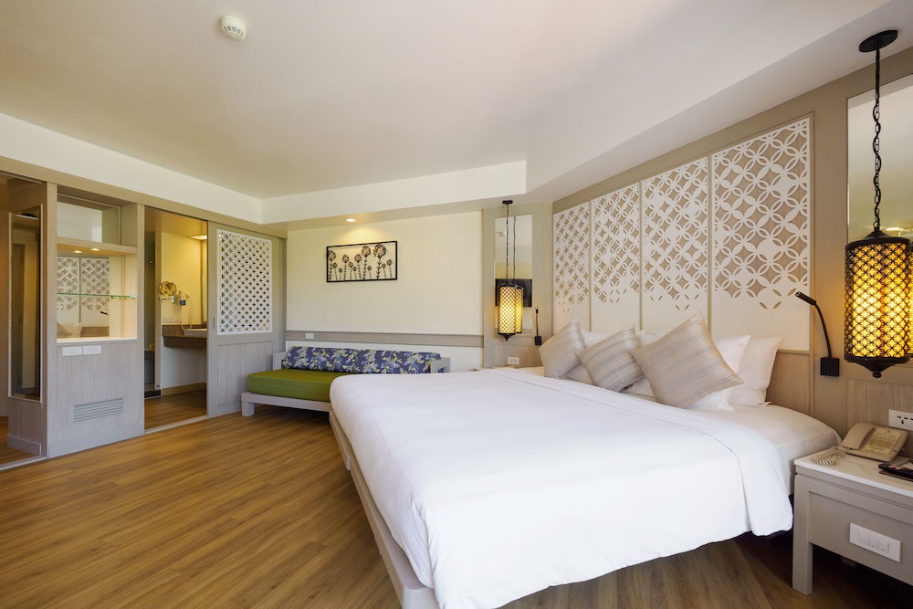 Katathani Phuket Beach Resort — Hotel rooms in Karon, Phuket Province