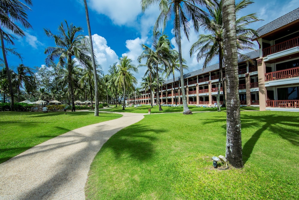Katathani Phuket Beach Resort — Hotel building in Karon, Phuket Province