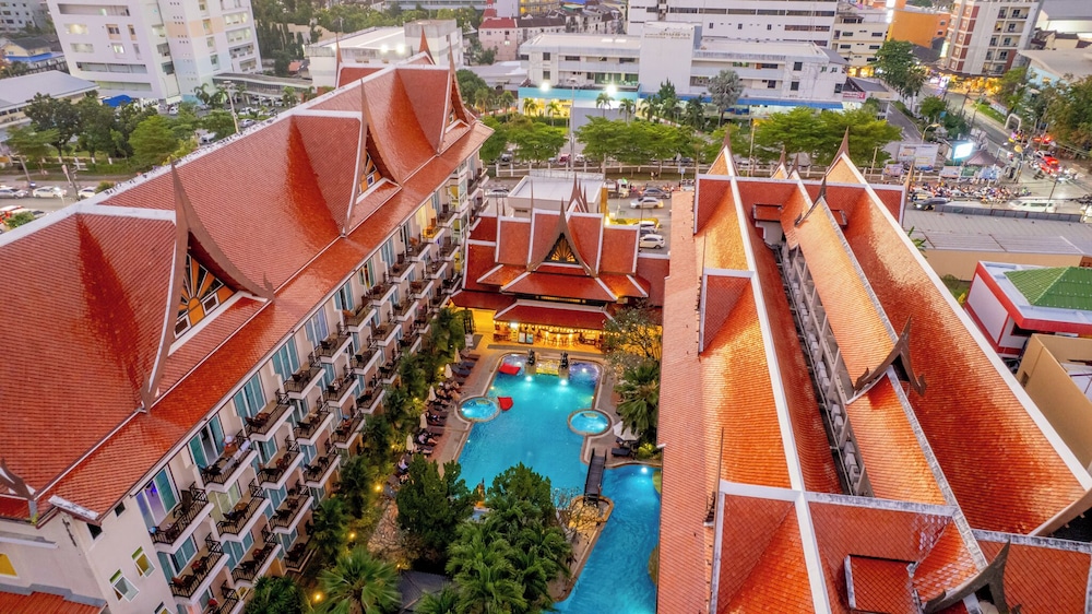 Nipa Resort — Hotel building in Patong Beach, Phuket Province