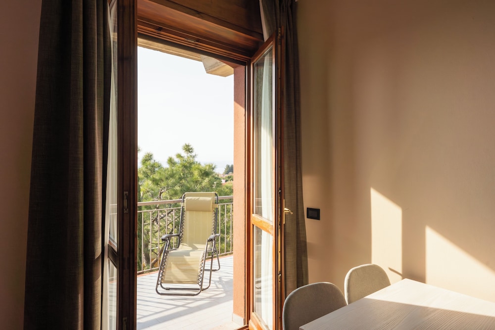 Hotel Gardenia — Hotel rooms in Sirmione, Lombardy