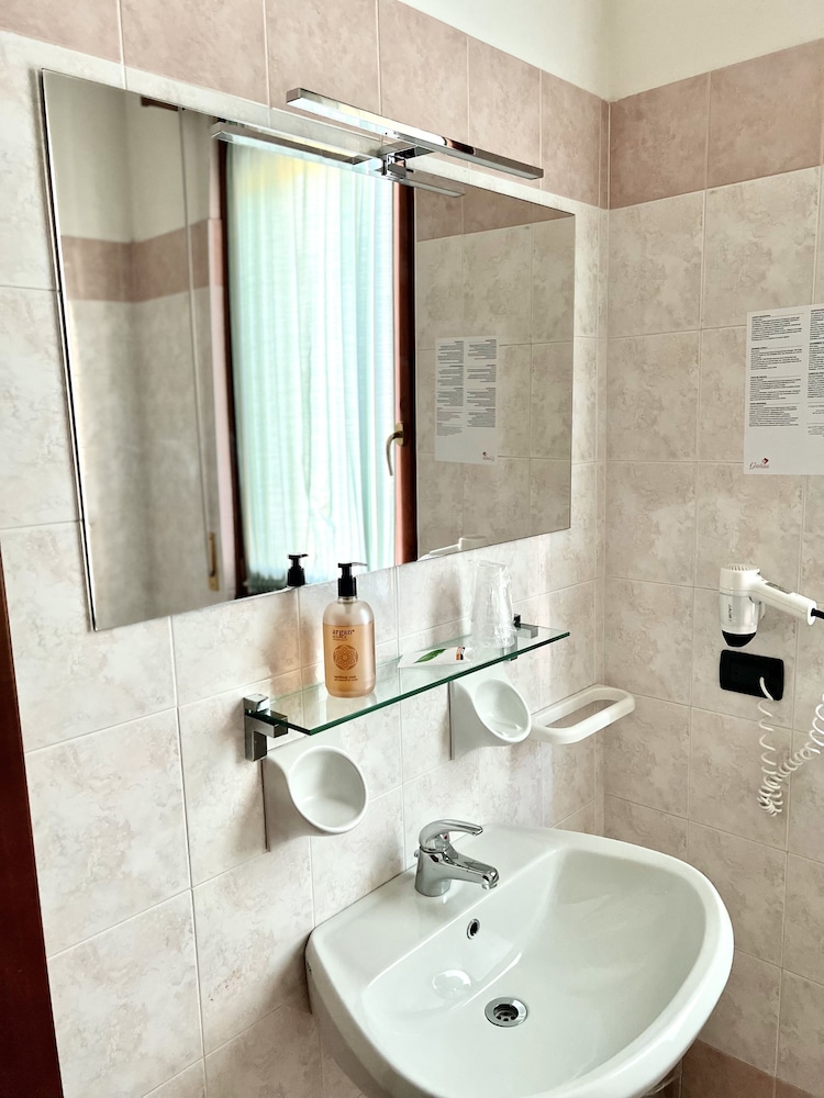 Hotel Gardenia — Hotel rooms in Sirmione, Lombardy