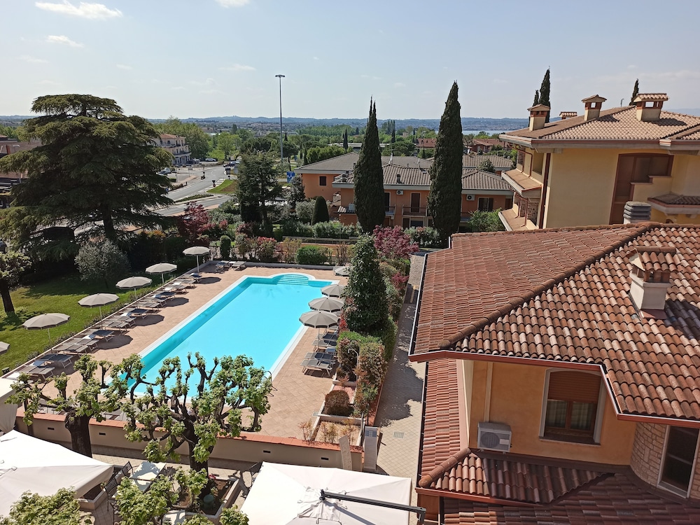Hotel Gardenia — Swimming pool in Sirmione, Lombardy