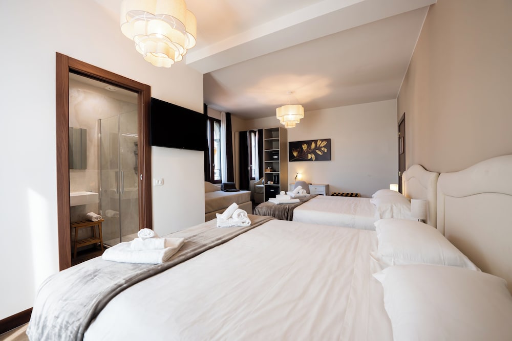 Hotel Gardenia — Hotel rooms in Sirmione, Lombardy