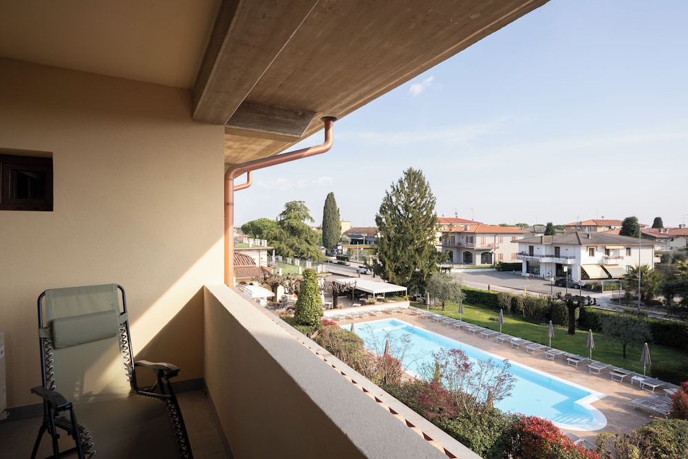 Hotel Gardenia — Swimming pool in Sirmione, Lombardy