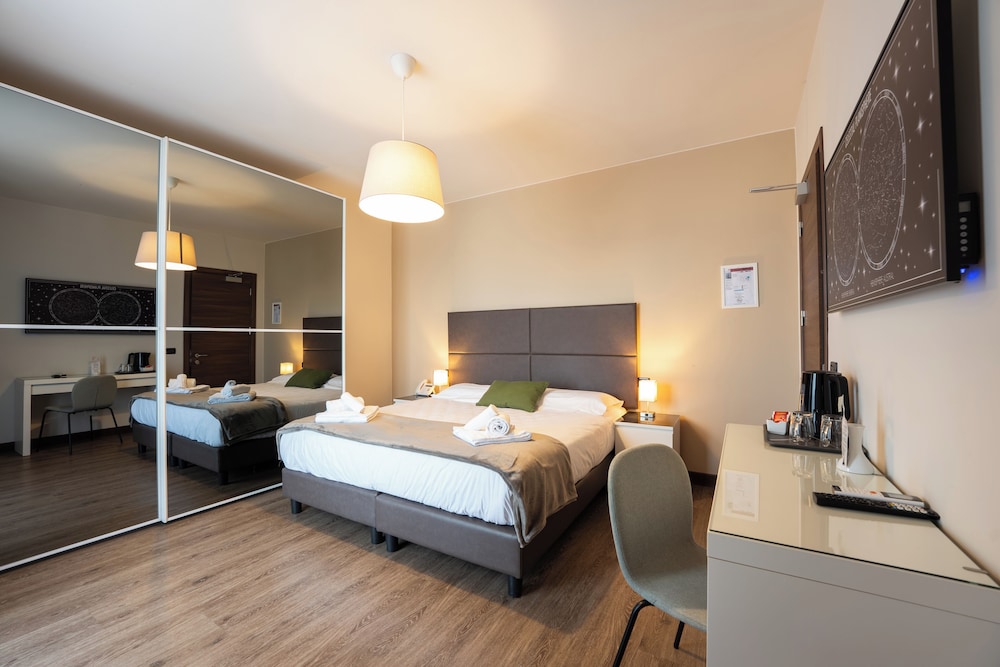 Hotel Gardenia — Hotel rooms in Sirmione, Lombardy