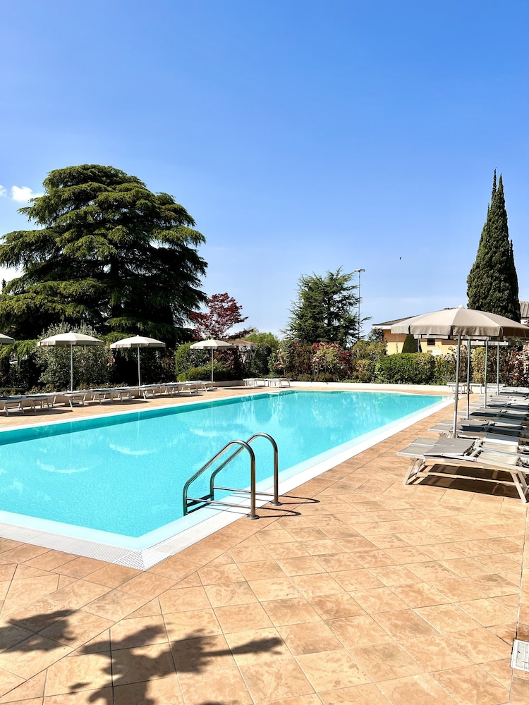 Hotel Gardenia — Swimming pool in Sirmione, Lombardy