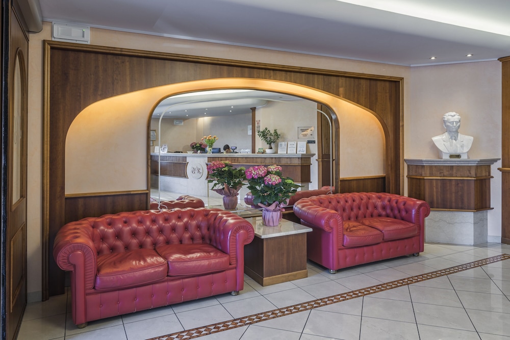 Hotel Gardenia — Hotel building in Sirmione, Lombardy