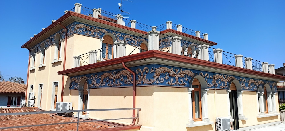 Hotel Gardenia — Hotel building in Sirmione, Lombardy