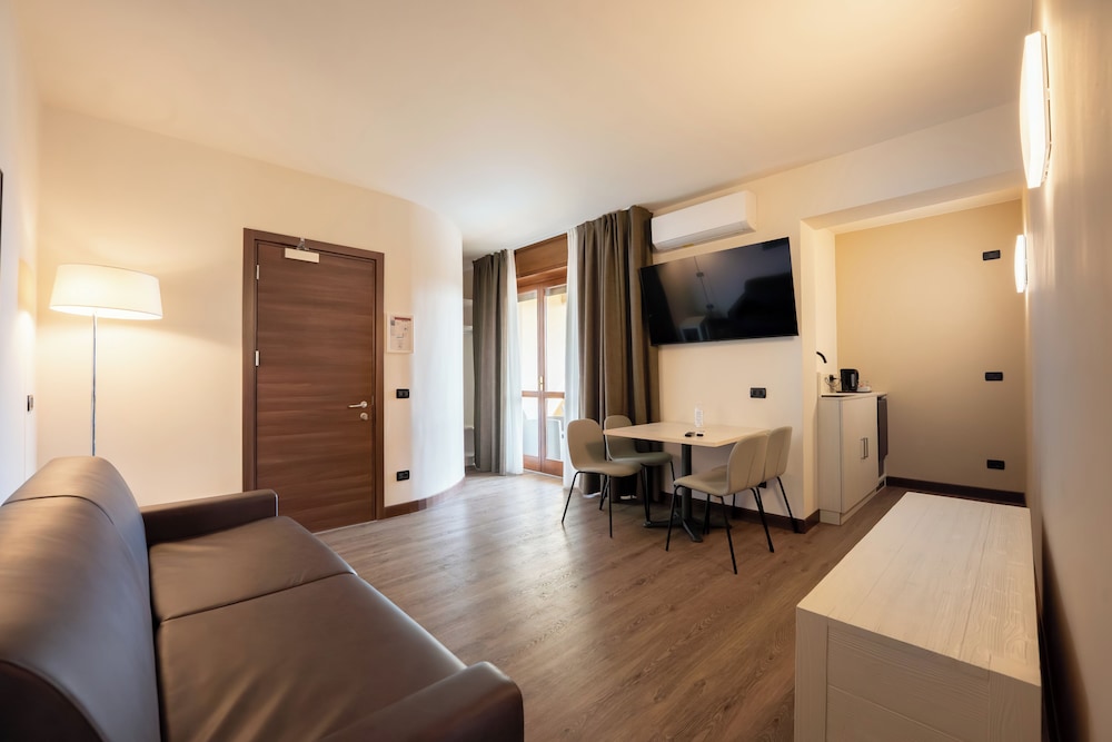 Hotel Gardenia — Hotel rooms in Sirmione, Lombardy