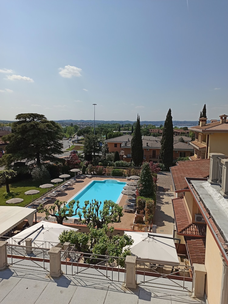 Hotel Gardenia — Swimming pool in Sirmione, Lombardy