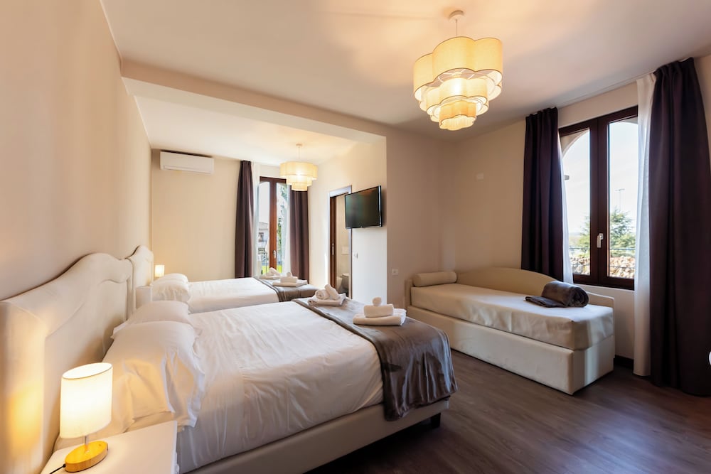 Hotel Gardenia — Hotel rooms in Sirmione, Lombardy