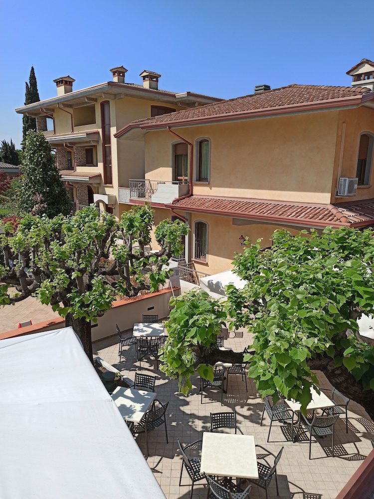 Hotel Gardenia — Hotel building in Sirmione, Lombardy