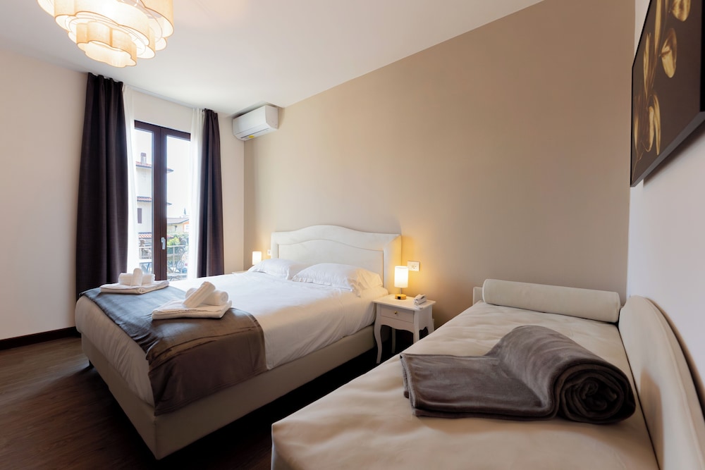 Hotel Gardenia — Hotel rooms in Sirmione, Lombardy