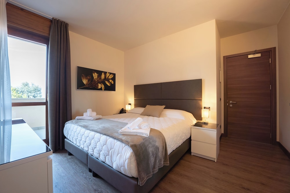 Hotel Gardenia — Hotel rooms in Sirmione, Lombardy