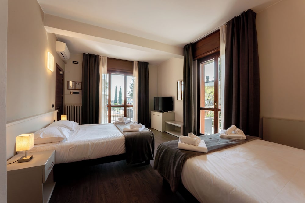 Hotel Gardenia — Hotel rooms in Sirmione, Lombardy
