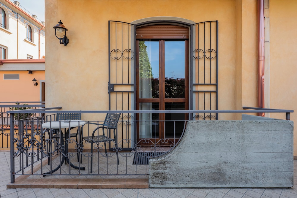 Hotel Gardenia — Hotel building in Sirmione, Lombardy