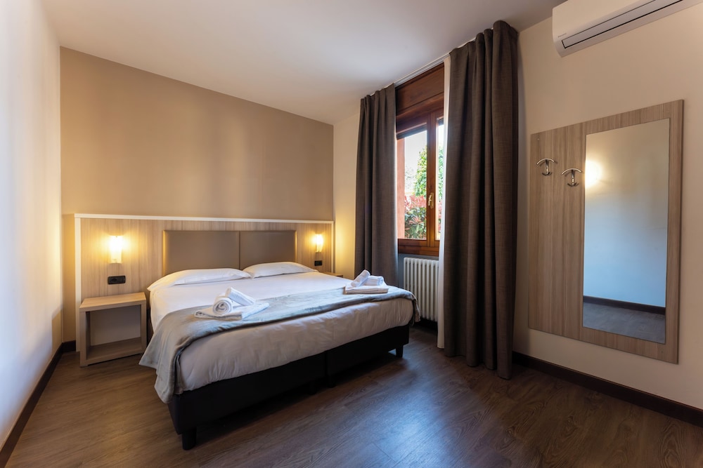 Hotel Gardenia — Hotel rooms in Sirmione, Lombardy