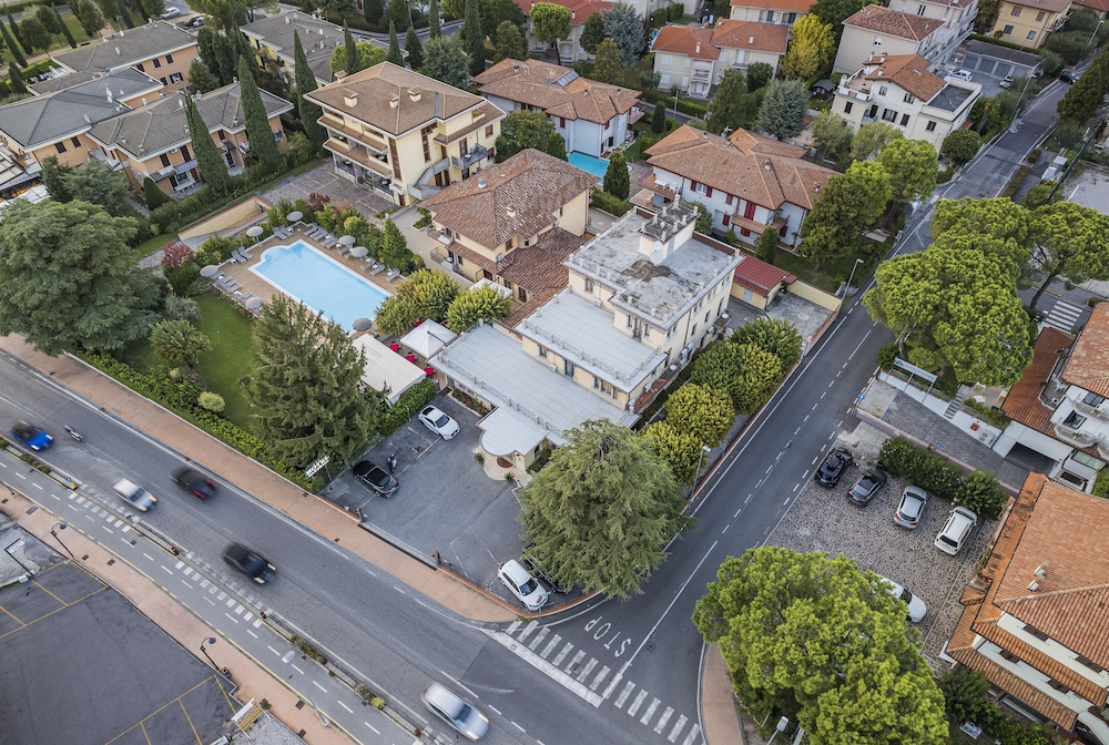 Hotel Gardenia — Hotel building in Sirmione, Lombardy