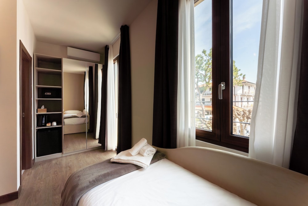 Hotel Gardenia — Hotel rooms in Sirmione, Lombardy