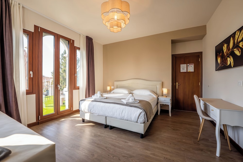 Hotel Gardenia — Hotel rooms in Sirmione, Lombardy