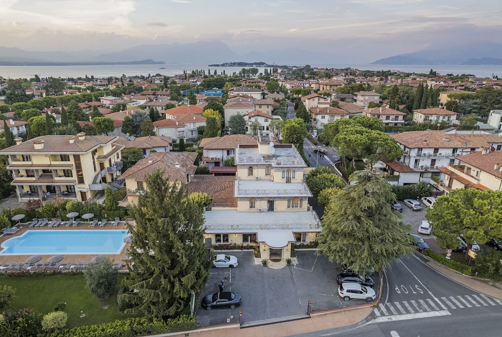 Hotel Gardenia — Hotel building in Sirmione, Lombardy