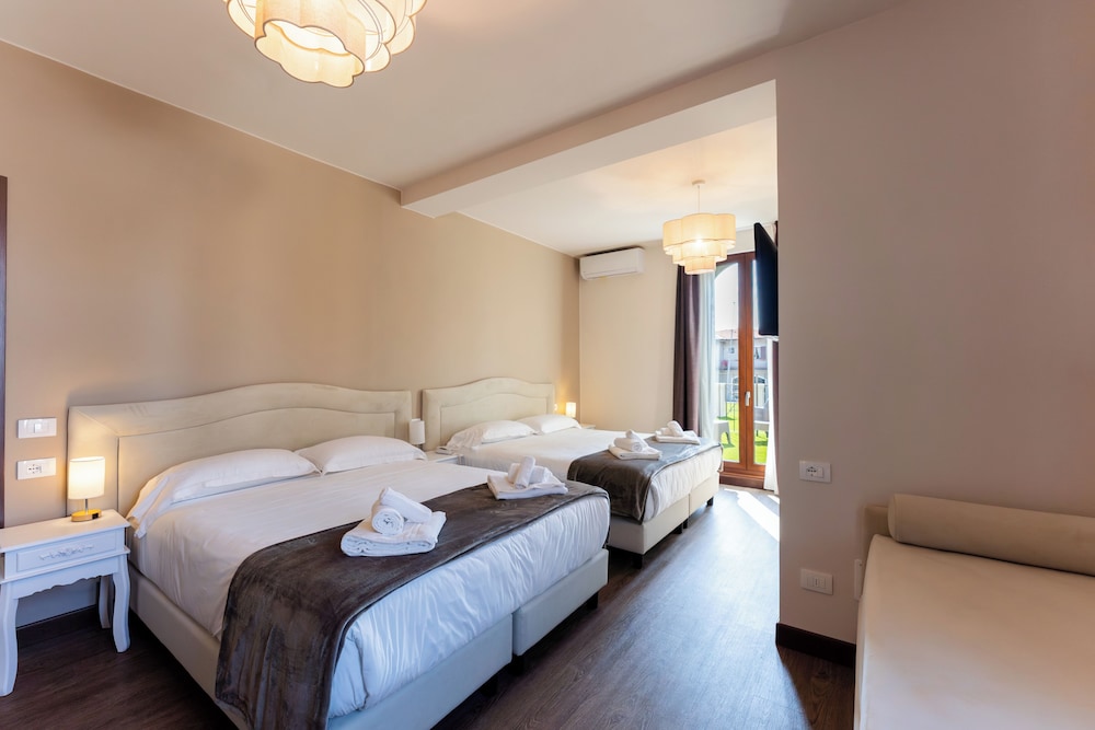 Hotel Gardenia — Hotel rooms in Sirmione, Lombardy