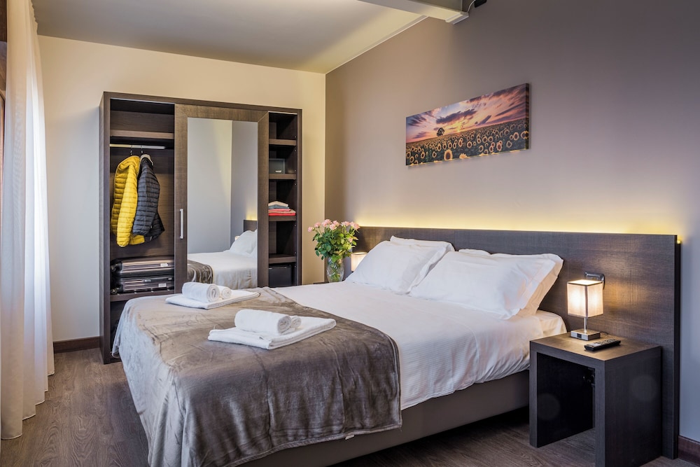 Hotel Gardenia — Hotel rooms in Sirmione, Lombardy