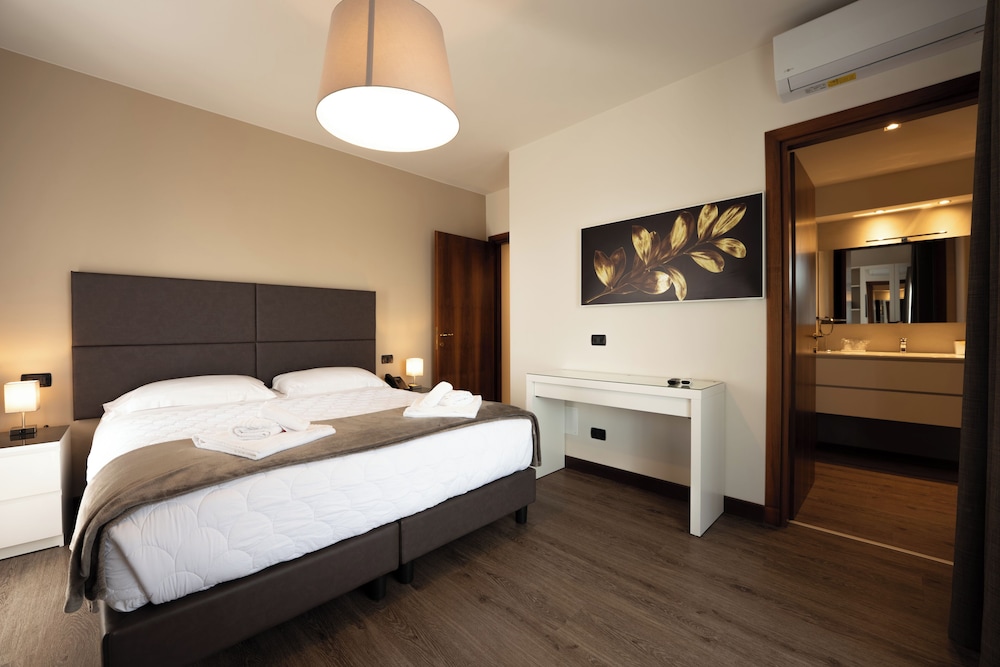 Hotel Gardenia — Hotel rooms in Sirmione, Lombardy