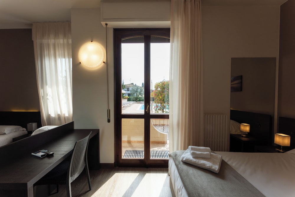 Hotel Gardenia — Hotel rooms in Sirmione, Lombardy