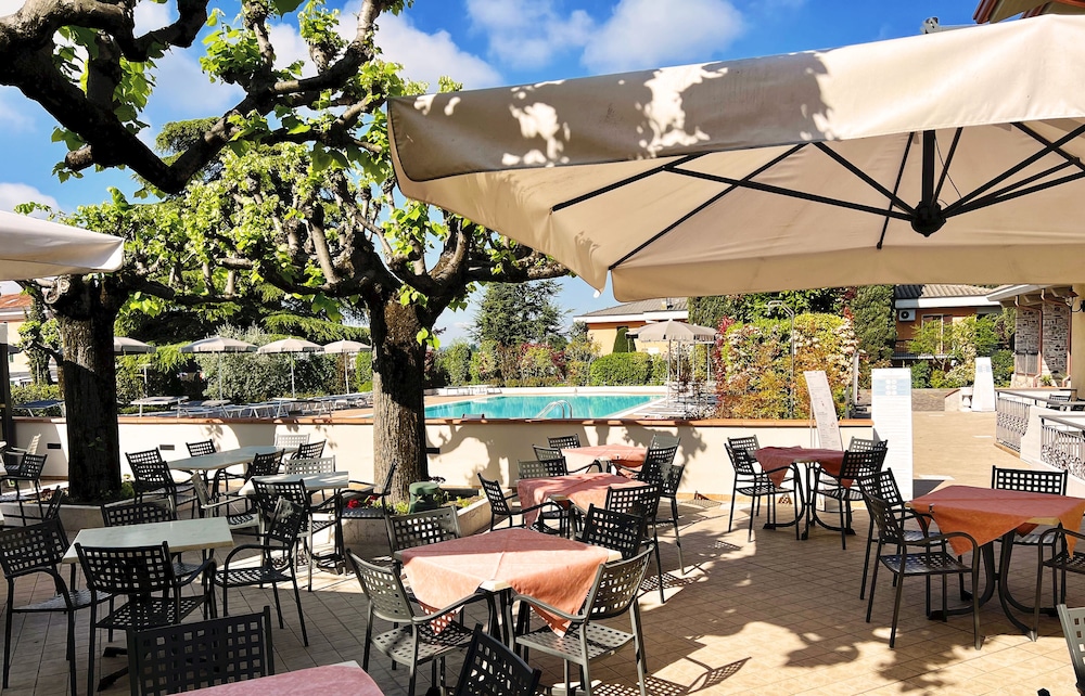 Hotel Gardenia — Restaurant & bars in Sirmione, Lombardy