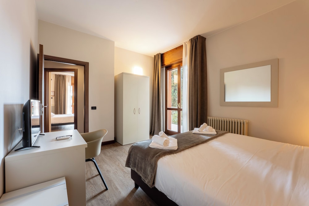 Hotel Gardenia — Hotel rooms in Sirmione, Lombardy