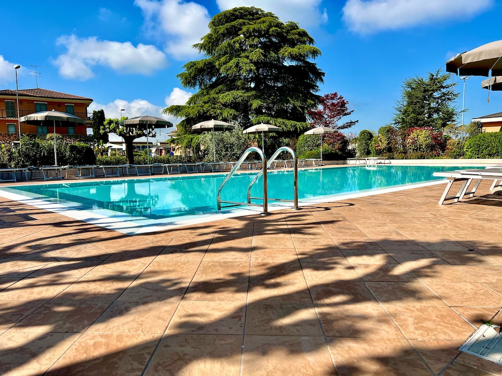 Hotel Gardenia — Swimming pool in Sirmione, Lombardy