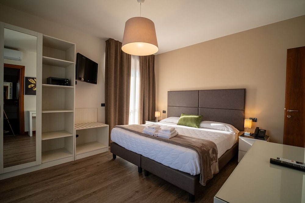 Hotel Gardenia — Hotel rooms in Sirmione, Lombardy