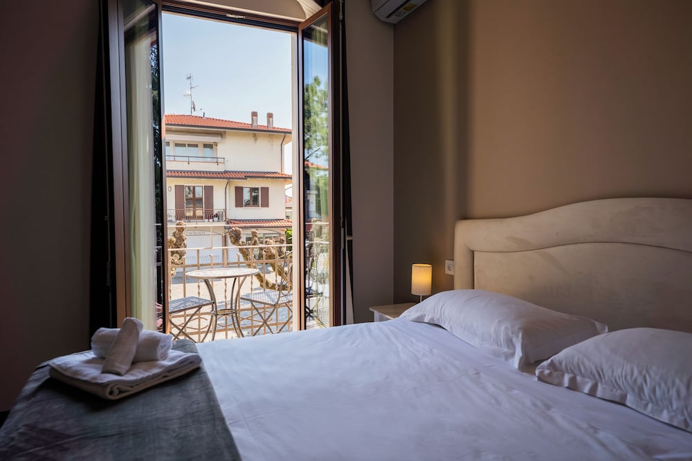 Hotel Gardenia — Hotel rooms in Sirmione, Lombardy