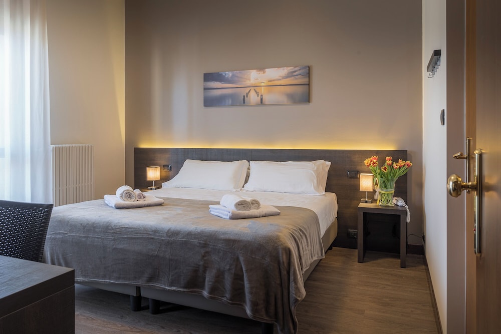 Hotel Gardenia — Hotel rooms in Sirmione, Lombardy