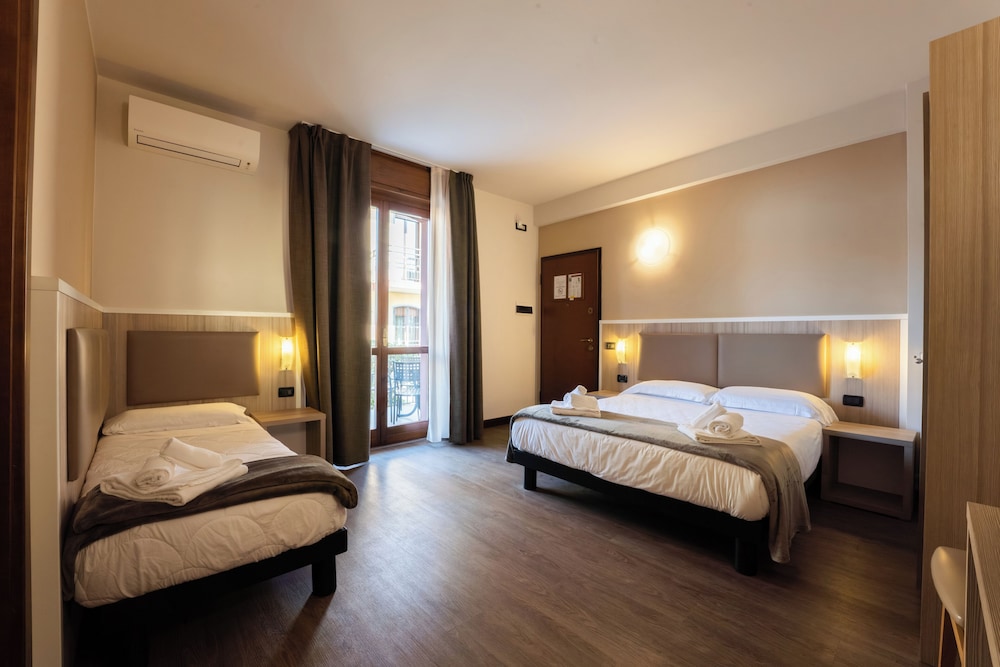 Hotel Gardenia — Hotel rooms in Sirmione, Lombardy