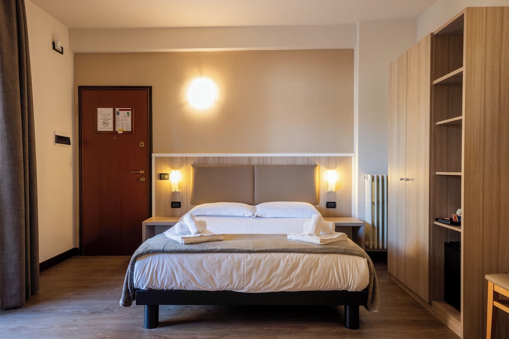 Hotel Gardenia — Hotel rooms in Sirmione, Lombardy