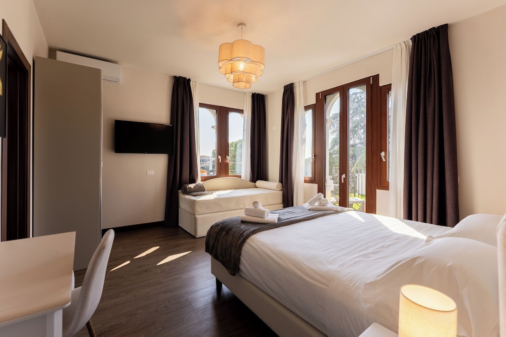 Hotel Gardenia — Hotel rooms in Sirmione, Lombardy