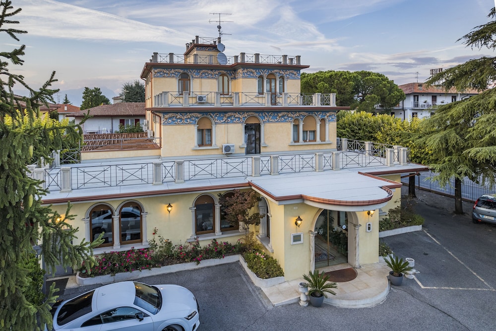 Hotel Gardenia — Hotel building in Sirmione, Lombardy