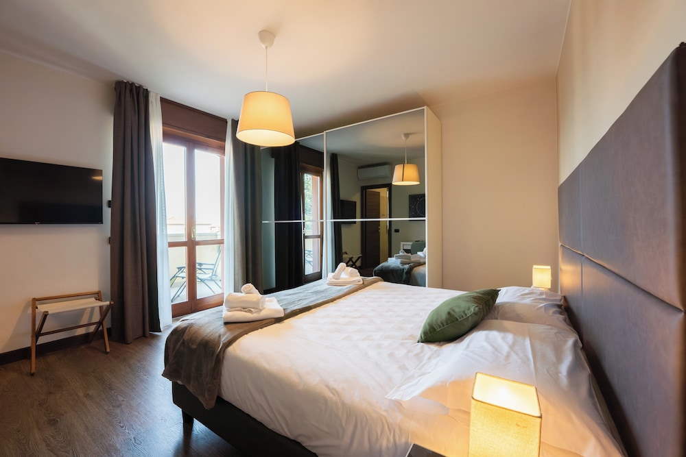 Hotel Gardenia — Hotel rooms in Sirmione, Lombardy
